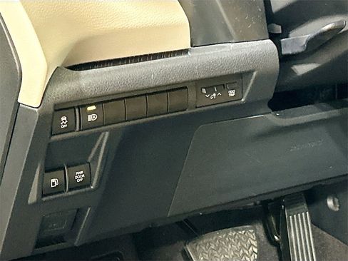 Used 2021 Toyota Sienna XLE image 8