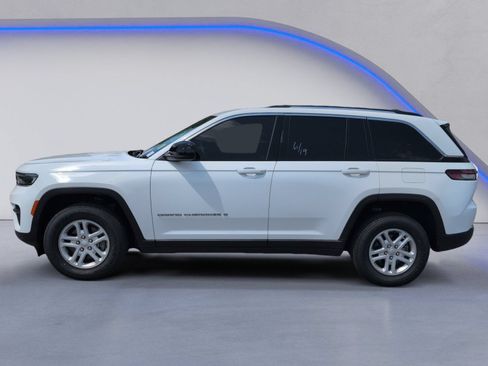 Used 2023 Jeep Grand Cherokee Laredo RWD image 5