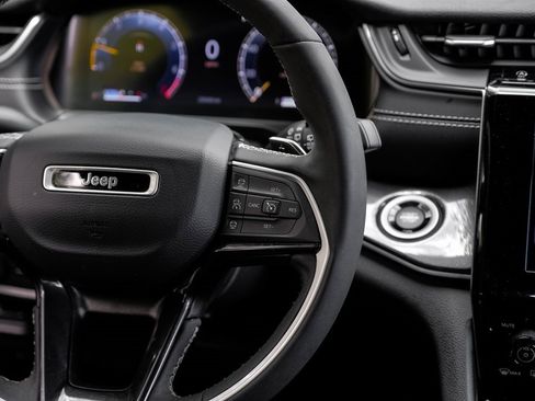 Used 2023 Jeep Grand Cherokee Altitude image 27