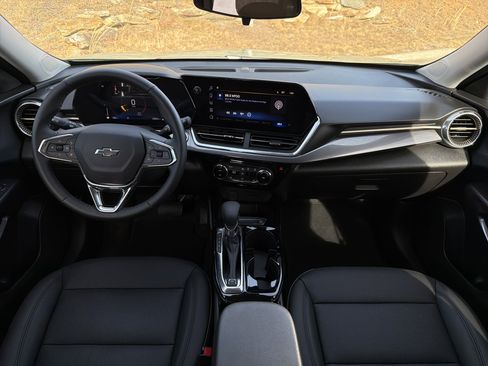 Used 2025 Chevrolet Trax ACTIV w/ Driver Confidence Package image 18