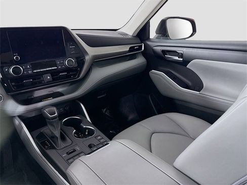 Certified 2023 Toyota Highlander XLE image 23