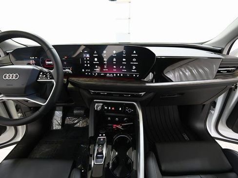 Used 2025 Audi Q5 Premium Plus w/ Premium Plus AWD/4WD image 2