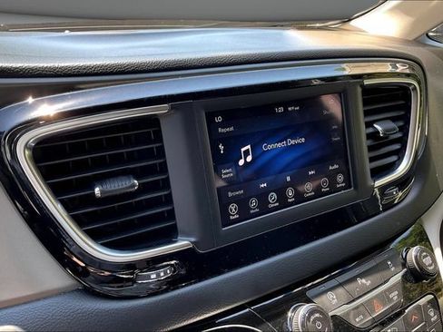 Used 2020 Chrysler Pacifica Touring-L w/ Tire & Wheel Group FWD image 16