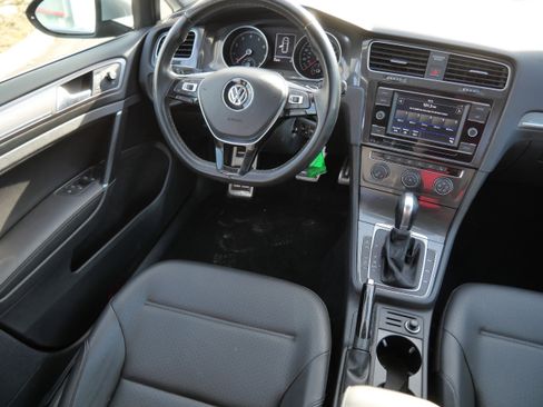 Used 2018 Volkswagen Golf Alltrack S image 9