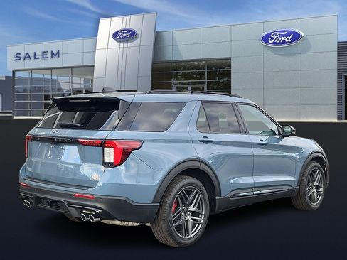Used 2025 Ford Explorer ST image 4