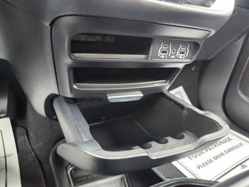 Used 2025 Chrysler Pacifica Select image 13