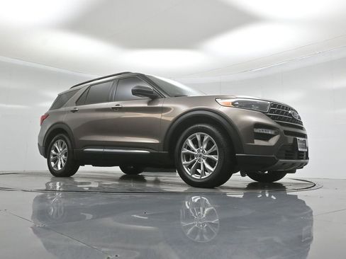 Used 2021 Ford Explorer XLT w/ Equipment Group 202A RWD image 3