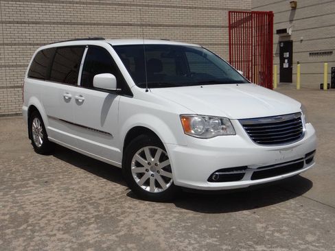 Used 2014 Chrysler Town & Country Touring image 34