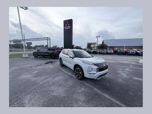 Used 2023 Mitsubishi Outlander SE FWD image 1
