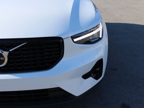 Used 2025 Volvo XC40 B5 Plus image 43