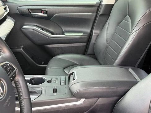 Used 2021 Toyota Highlander XLE FWD image 11