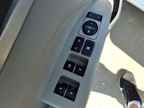 Used 2019 Hyundai Elantra SE image 18