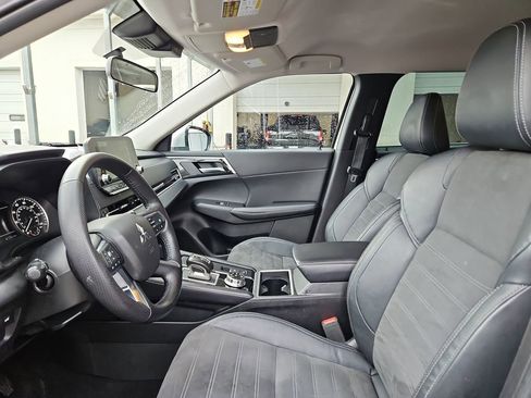 Used 2023 Mitsubishi Outlander SE image 23