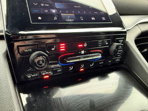 Used 2024 Jeep Grand Cherokee L Laredo image 4