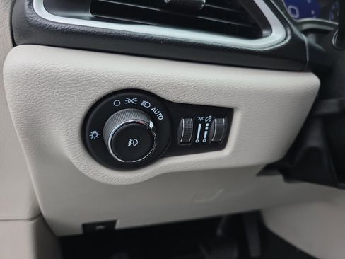 Used 2022 Chrysler Pacifica Touring-L FWD image 29