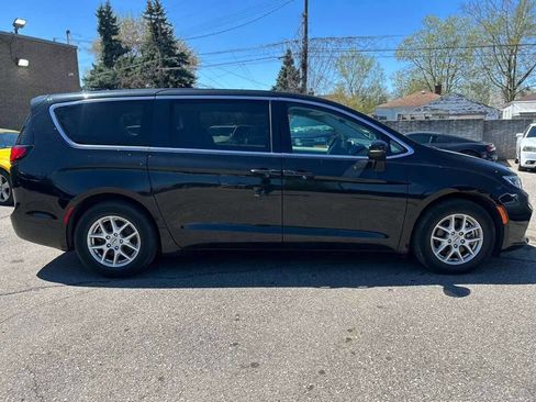 Used 2023 Chrysler Pacifica Touring-L FWD image 4