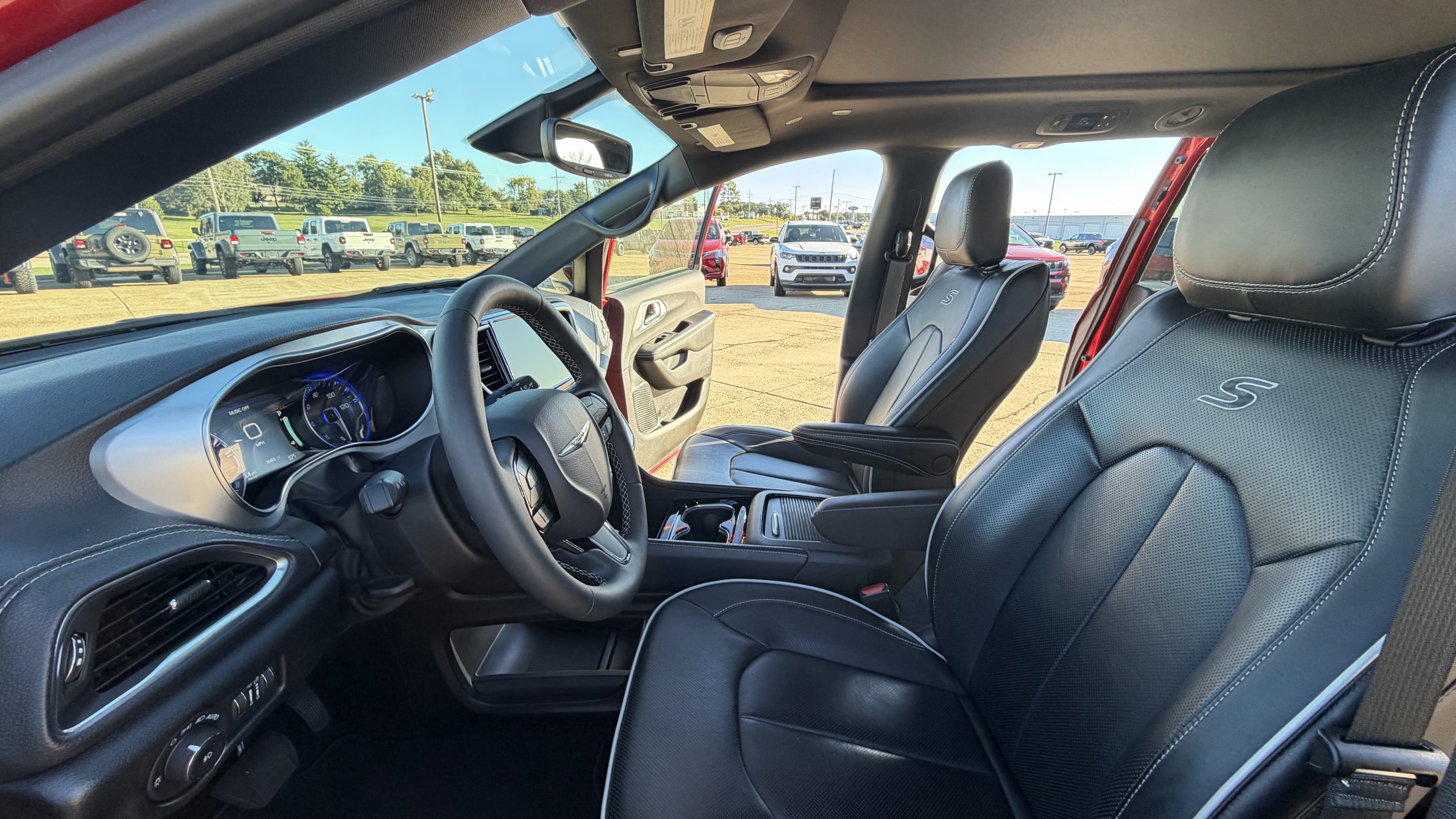 Used 2026 Chrysler Pacifica Limited w/ S Appearance Package FWD image 14