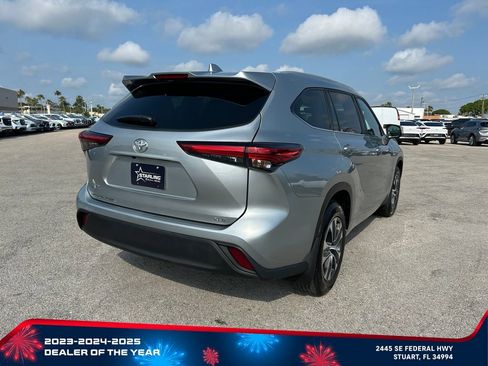 Used 2023 Toyota Highlander XLE FWD image 5