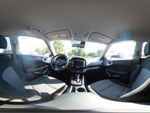 Used 2025 Kia Soul LX w/ LX Technology Package FWD image 40