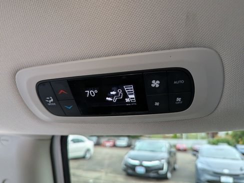 Used 2024 Chrysler Pacifica Touring-L image 25