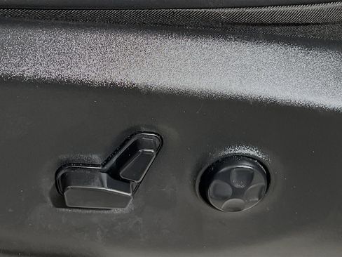 Used 2024 Chrysler Pacifica Touring-L image 16