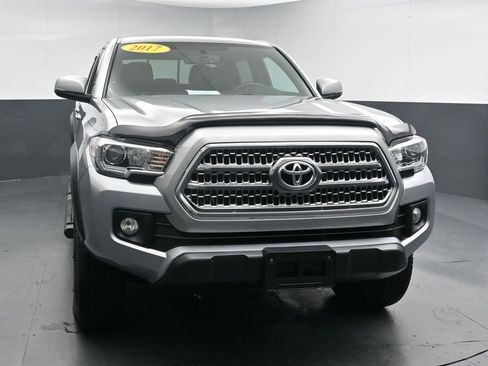 Used 2017 Toyota Tacoma TRD Off-Road w/ Premium & Technology Package AWD/4WD image 3