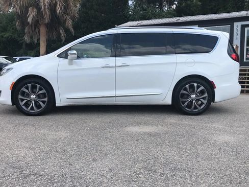 Used 2020 Chrysler Pacifica Limited w/ Tire & Wheel Group FWD image 9