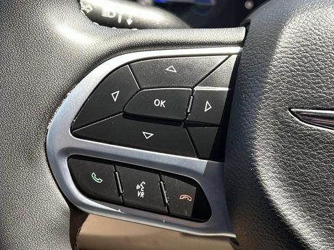 Used 2022 Chrysler Pacifica Touring-L FWD image 24