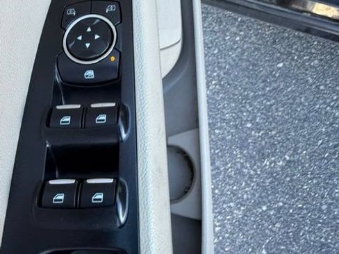 Used 2017 Ford Fusion SE w/ Fusion SE Technology Package AWD/4WD image 16
