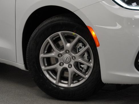 New 2026 Chrysler Pacifica Select image 4