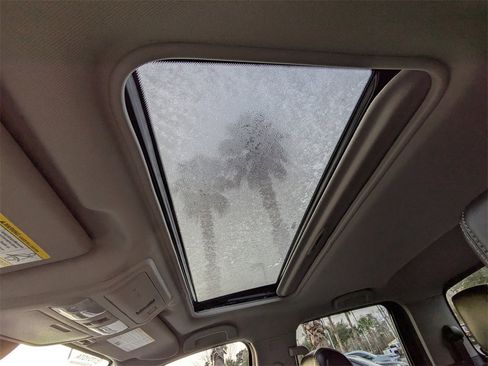 Used 2025 Nissan Frontier SL image 21