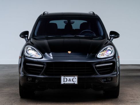 Used 2014 Porsche Cayenne Turbo w/ Comfort Plus Package (PU4) AWD/4WD image 2