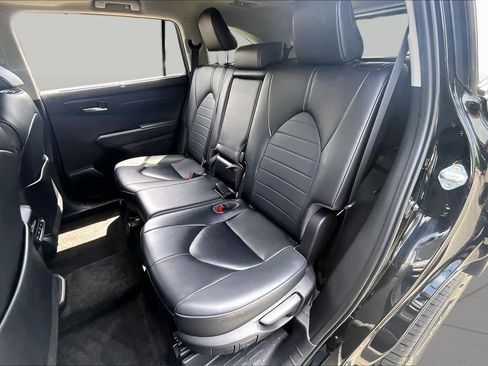 Used 2023 Toyota Highlander XLE AWD/4WD image 20