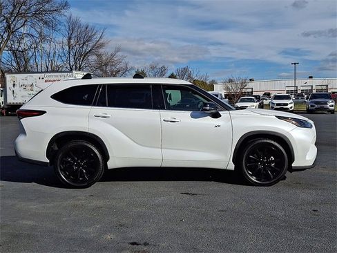 Used 2022 Toyota Highlander XLE image 11