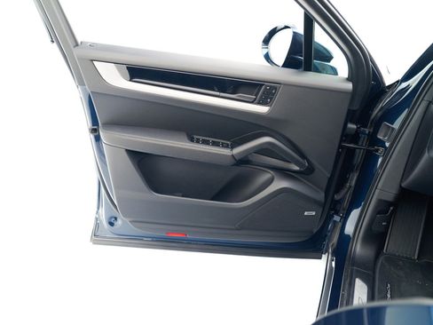 Used 2025 Porsche Cayenne S image 23