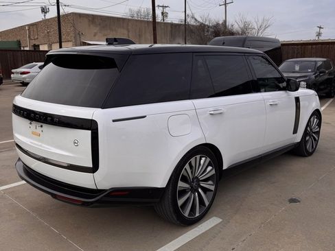 Used 2025 Land Rover Range Rover SV image 8