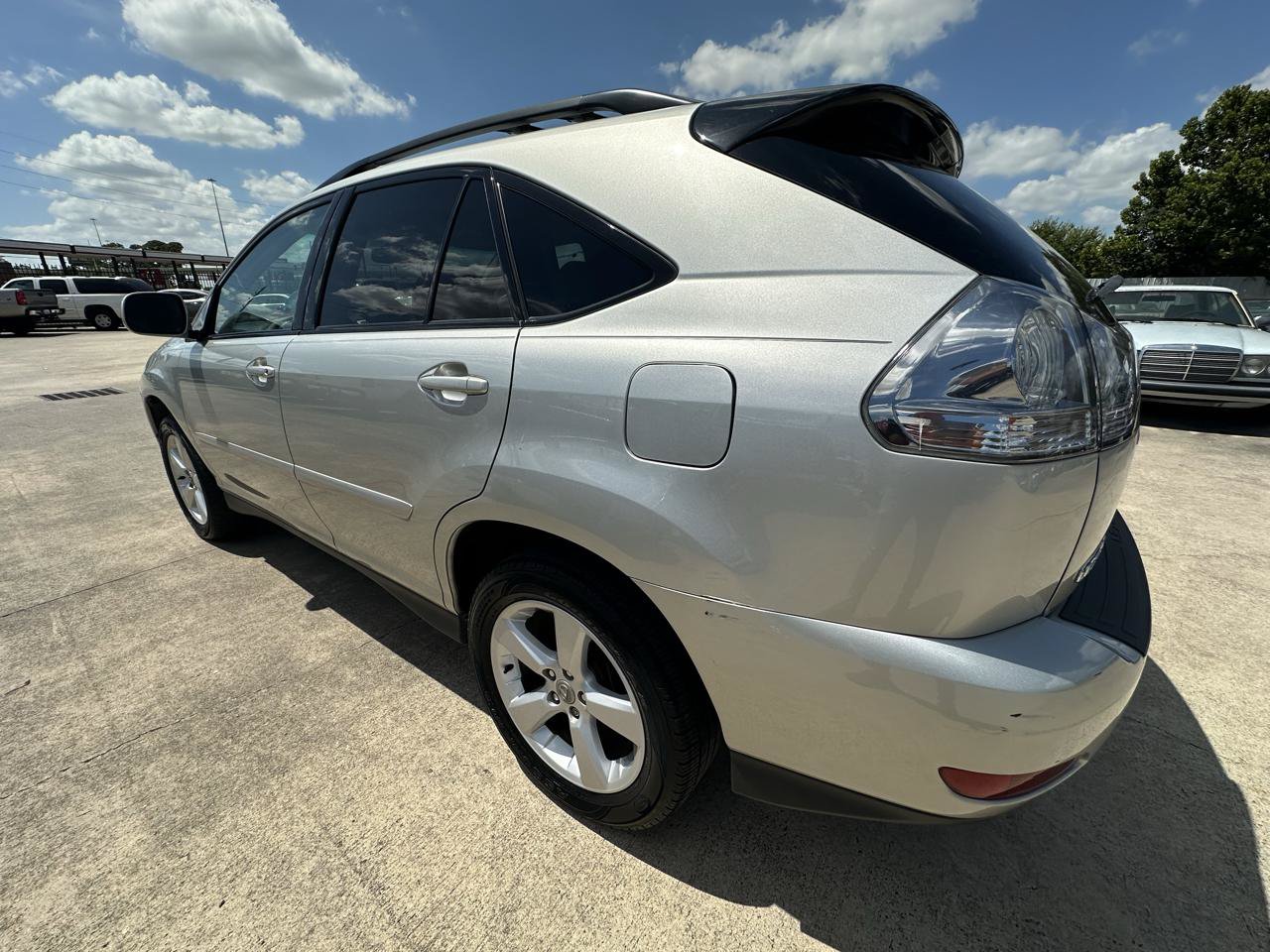 Used 2005 Lexus RX 330 w/ Premium Pkg FWD image 3