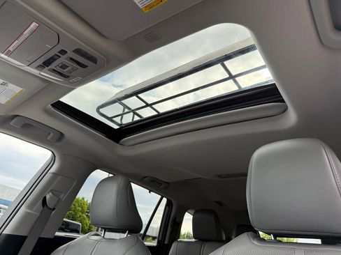 Used 2022 Toyota Highlander Limited AWD/4WD image 2