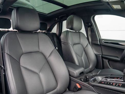 Used 2025 Porsche Macan image 27