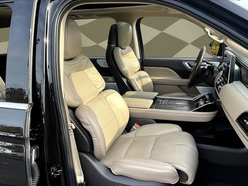 Used 2022 Lincoln Navigator Reserve image 5