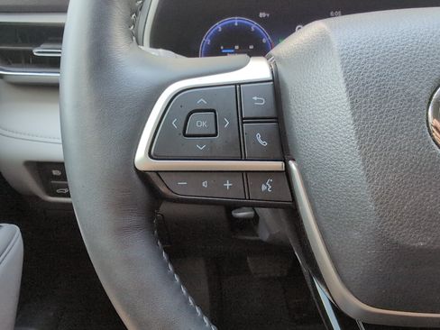 Used 2023 Toyota Highlander Limited FWD image 19
