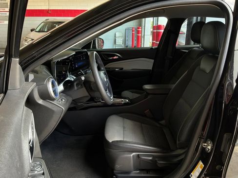 Used 2025 Chevrolet Trax LT FWD image 10
