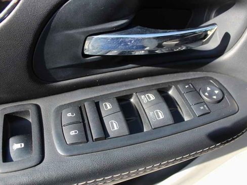 Used 2015 Dodge Grand Caravan SE image 11