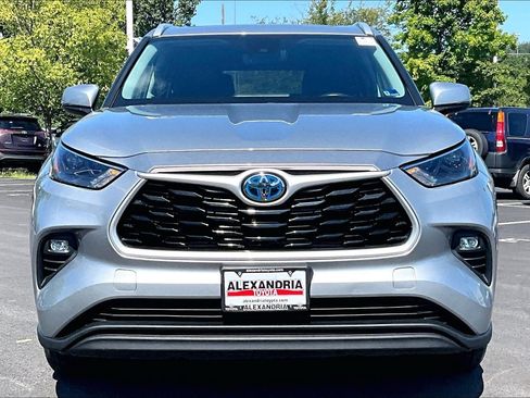Used 2023 Toyota Highlander XLE AWD/4WD image 3