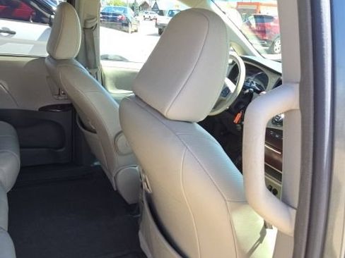 Used 2014 Toyota Sienna XLE FWD image 28