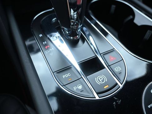 Used 2020 Bentley Bentayga AWD/4WD image 28
