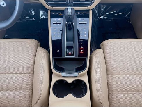 Certified 2025 Porsche Macan image 20