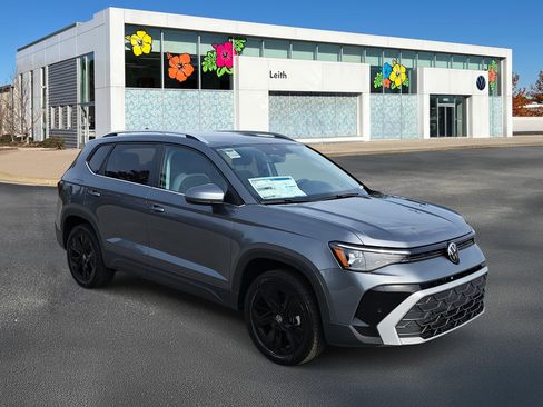 New 2026 Volkswagen Taos SE image 1