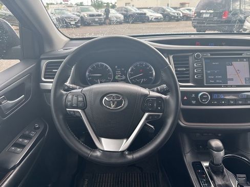 Used 2017 Toyota Highlander XLE AWD/4WD image 11