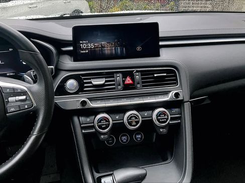 Used 2023 Genesis G70 2.0T image 11